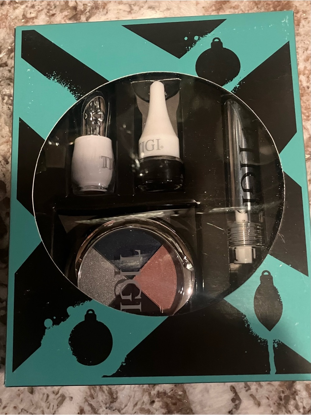 TIGI  Eye & Eyeliner Makeup Set with Navy and Rose Shadows